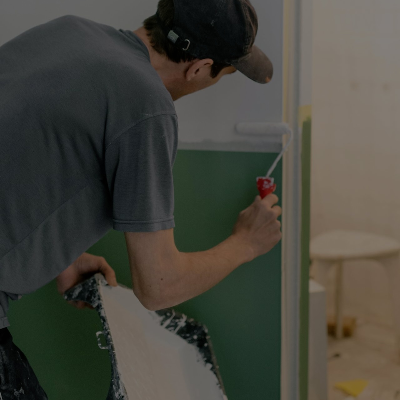 Mænd maler væg med grøn maling