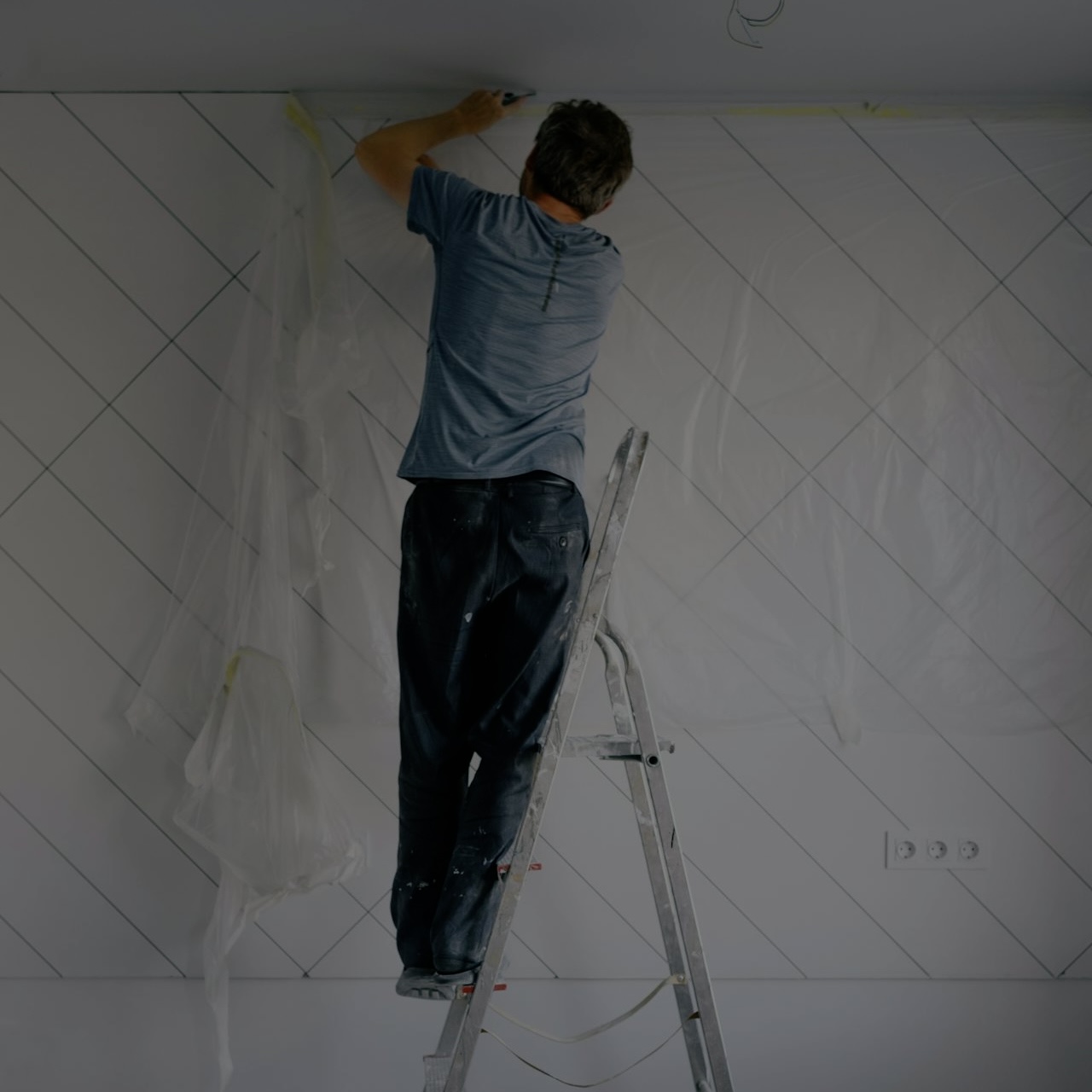 man taper op og klargør til malerarbejde